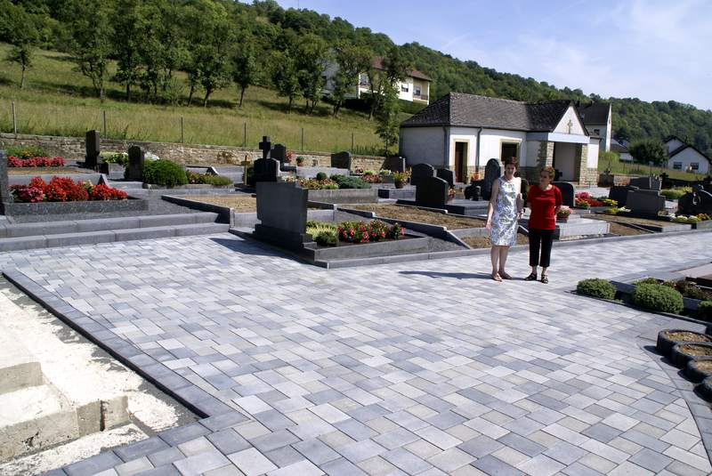 Unser Friedhof wird verschoenert 2008 Bild Nr.020